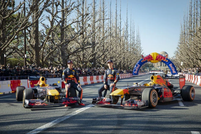 ほんとに公道を閉鎖してF1マシンを走らせるとは、すげーなレッドブル!
