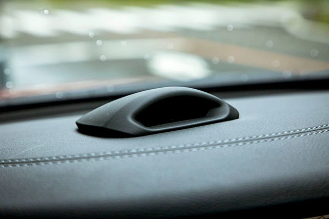 【ドライバーモニタリングシステム】赤外線カメラで走行中のドライバーの顔や目の状態を検出、ドライバーが前方を注視していないと警報を発してくる