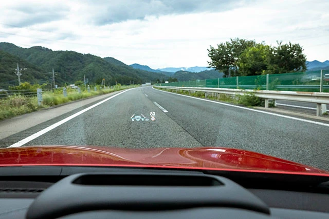 【カラーヘッドアップディスプレイ】プロパイロット2.0の運転情報をフロントガラスに投影。最小限の視線移動での状況を確認できてしまう