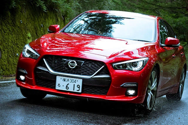 走りもアツかった新型。気になる価格は427万4640円~632万7720円。ちなみに今回試乗したスカイラインのボディカラーは「カーマインレッド」。特別塗装色だ