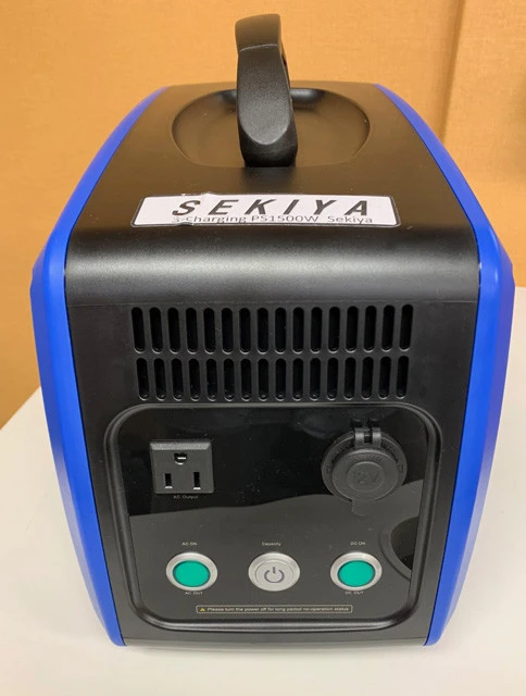 ポータブル電源。これをバイクの充電器につないで充電しながら走るというイノベーションを発見し、ずいぶん楽になった