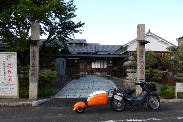滋賀県甲賀市の土山宿。東海道有数の難所である鈴鹿峠の頂点近くに位置する。東西両側から必死こいて峠を上ってきた旅人にとっては待望の宿場町だっただろう