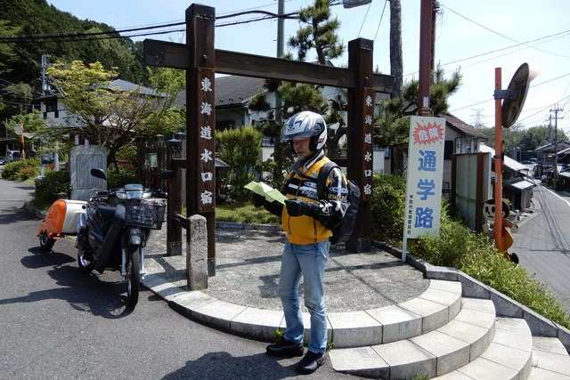 滋賀県甲賀市の水口宿。かつて水口城があった城下町。ちょうど東へ道が3本に分かれる地点という交通の要衝で、4方向ににらみが利くここに宿場を置いたのもうなずける