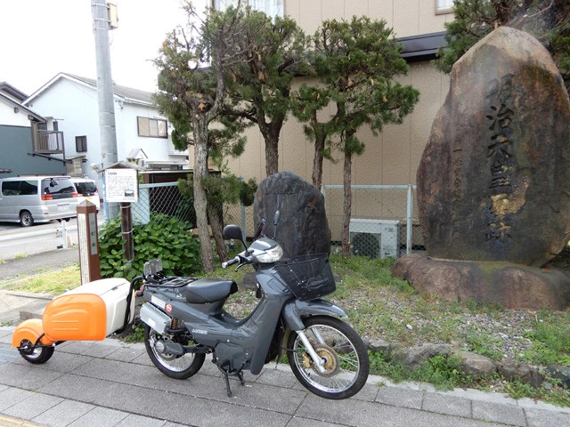 めちゃくちゃあっさりしていた滋賀・大津宿跡。かつては2軒の本陣(宿泊施設)があったという。右の石碑は明治天皇聖蹟