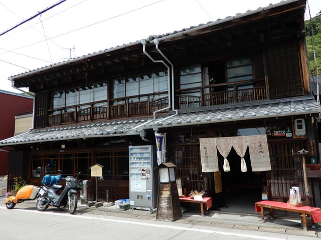 静岡県静岡市清水区(旧蒲原町)の「蒲原宿」。庶民の宿である「旅籠」の建物が現存する珍しい宿場。安政の大地震で柱や壁が傾いた木造建築はそのまま補修され、内部も無料で見学できる