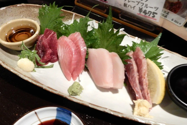 静岡県内では、東海道は海岸沿いを走っているところが多い。海の幸がうれしい(写真は焼津駅近くの「村さ来」のマグロ4種4貫盛り)