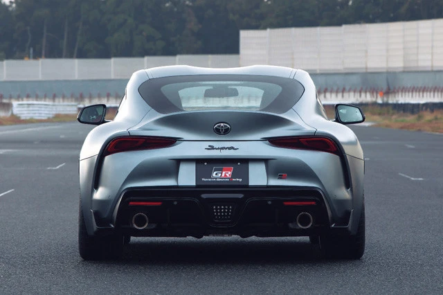 左右にセットされる迫力満点のマフラーに、「ＧＲ」のバッジが輝くリア。見てるだけでギンギンに！