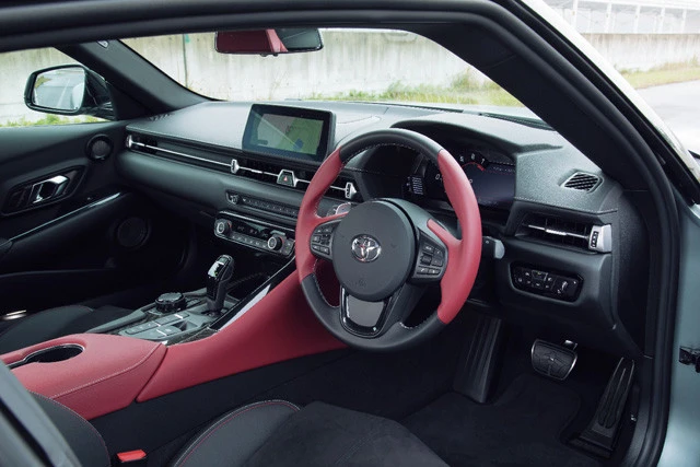 コックピット。８．８インチのＴＦＴメーター、大型フルカラーヘッドアップディスプレイなどを採用している