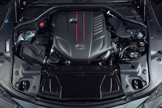 エンジンは全部で３種類ある。写真は最強の３Ｌ。ツインスクロールターボ搭載で、１００キロ到達は４．３秒