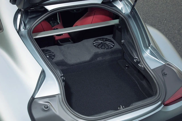 兄弟車、ＢＭＷ・Ｚ４は２８１Ｌの容量を確保したトランクスペースを持っている。一方、スープラは未発表