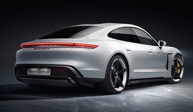 ニュルブルクリンクの北コースで、7分42秒のラップタイムを記録したびんびんカー・タイカン。ニッポンで乗りたい!