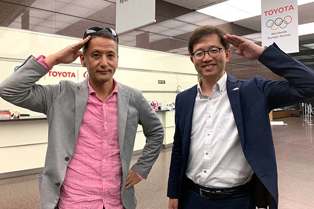 トヨタ自動車・友山茂樹副社長(左)と小沢コージ。発表会では友山副社長は「(次作は)独自開発のスポーツカーを出したい!」と男をびんびんにする発言をカマしてくれた