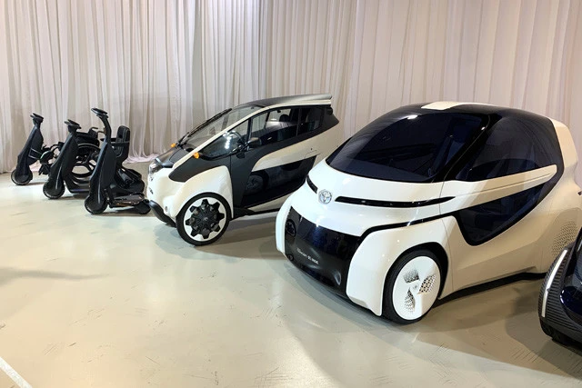 トヨタは近距離移動を目的とした2人乗りコンパクトEVも投入。また、1人立ち乗りタイプの電動デバイスも開発中で来年発売予定