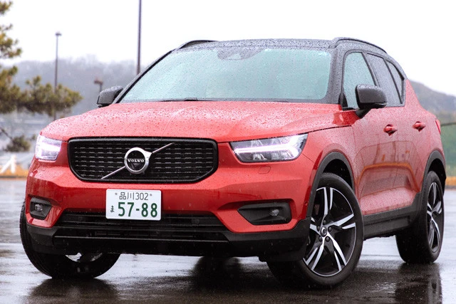 2018‐2019日本カー・オブ・ザ・イヤー受賞 「ボルボ XC40」価格389万円~559万円(税込)。昨年3月に日本市場に導入されると人気大爆発。今、注文しても納車は9ヵ月以上先だ