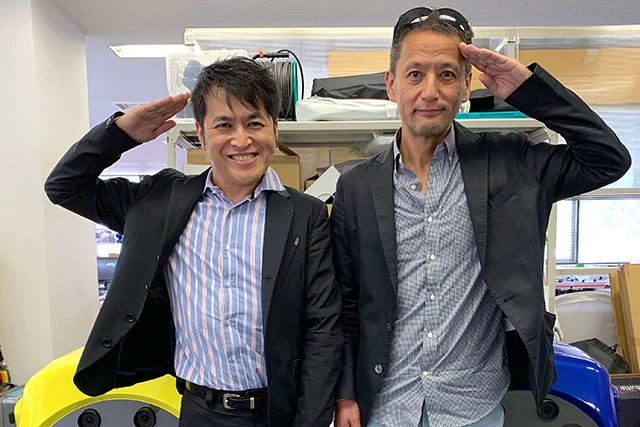 「東京オリンピック・パラリンピックまでに自動運転レベル４を必ず実現し、海外からのお客さまを驚かせたい！」と高らかに宣言してくれたＺＭＰの谷口社長（左）と小沢コージ