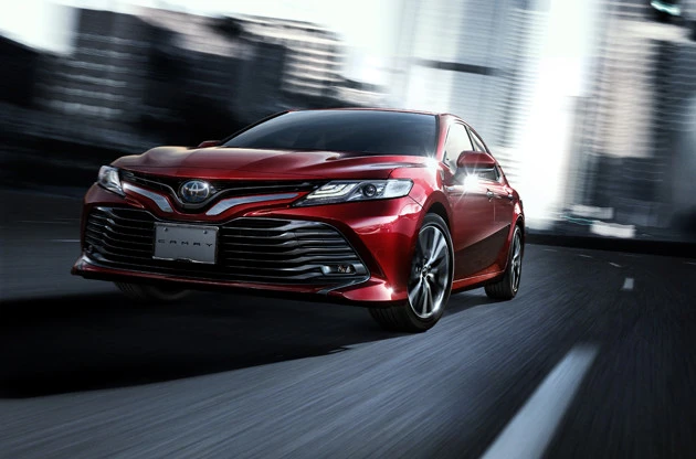 トヨタ カムリ 価格:345万6000円~ セダンとしては珍しい大面積の開閉ガラスルーフ。前後2枚のガラスをつなげた設計で、前半部にチルトと電動スライド機構がつく。RAV4でも同タイプを選ぶことができる