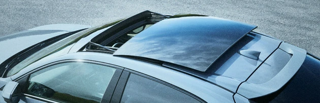 トップロードサンルーフ オプション価格:26万8300円(レザーインテリアとセット価格) グローバルの多様なセダンやハッチバックを国内でも販売するホンダだが、どれも少量販売が前提でサンルーフも限定的。シビックでもこれが選べるのはハッチバックのみ