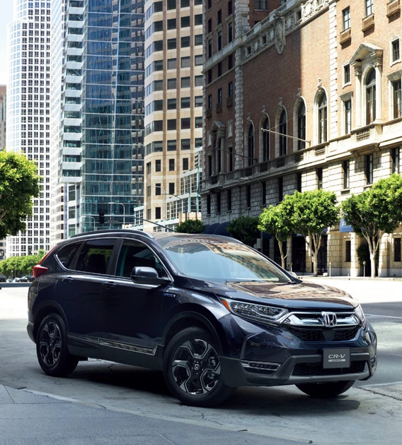 ホンダ CR-V 価格:329万100円~ サンルーフ小国(?)の日本だが、このクラスのSUVだけは各社勢ぞろい。CR-Vのそれは大開口型としてはオードックスな2分割式で、前側がチルト&開閉する