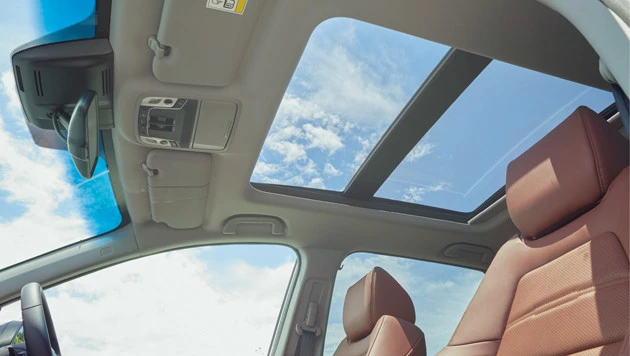 電動パノラミックサンルーフ(Masterpieceグレードのみ専用装備)