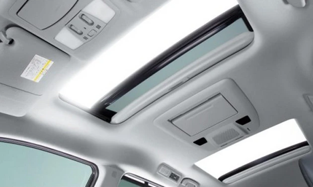 ツインサンルーフ オプション価格:15万4000円 国内専用色の強いミニバンだが、さすがは高級車だけにサンルーフがある。開口面積はトヨタより小さいが、前後ともチルトとスライドが可能なのは自慢のポイント