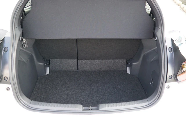 奥行きは通常680㎜だが、後席を全部倒すと1460㎜まで拡大。十分広い