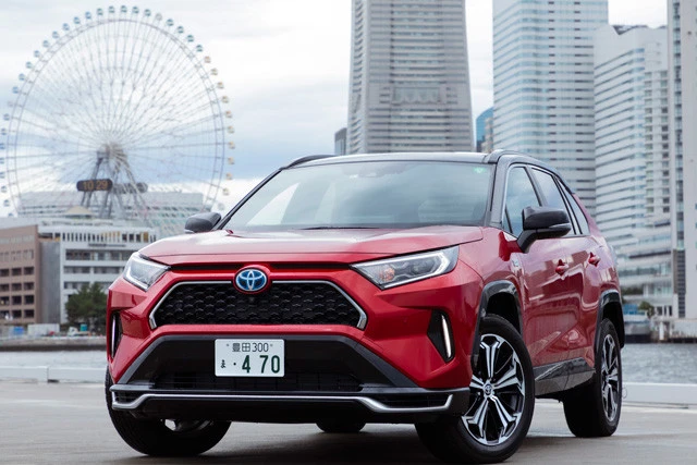 トヨタ「ＲＡＶ４ ＰＨＶ」●価格４６９万～５３９万円●ボディサイズ＝全長４６００㎜×１８５５㎜×１６９０（１６９５）㎜。世界で１００万台を売るＲＡＶ４はトヨタのドル箱のひとつ。プリウスに続くプラグインハイブリッド第２弾はトヨタの想定を上回る大人気車に。受注を一時停止中