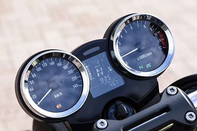 【チェックポイント1】速度計とエンジン回転計の真ん中にはギアポジション&航続距離などを表示するパネルが