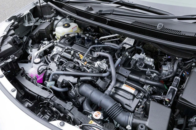 チェックポイント3 直列3気筒 1.5リットルのガソリンと、それにハイブリッドを組み合わせた2種が用意されている