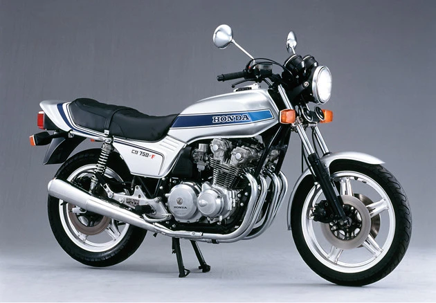第8位 ホンダ CB750F 新車価格:53万8000円 中古相場:50万~160万円 北米のレースシーンを席巻し、世界のバイク野郎を魅了したホンダのスポーツモデル。セパハンがタマらん