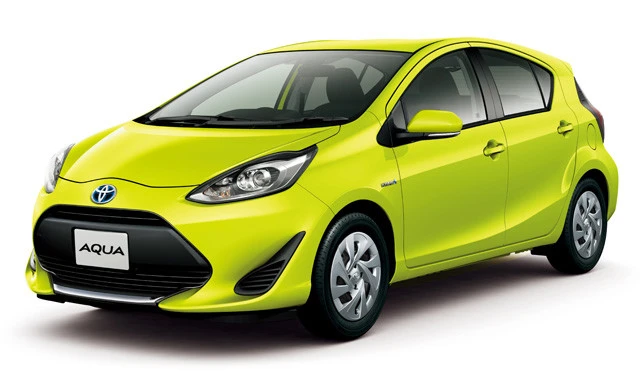 ライバル車・トヨタ「アクア」推しグレード…Ｓ、価格…１９２万１７００円。 １１年１２月デビュー。２代目プリウスのハイブリッドシステムをブチ込み一世を風靡した