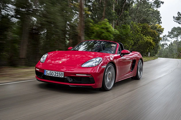 718ケイマン/ボクスターGTS 4.0は、時速100キロ到達が4.5秒、最高速度は293キロに達する。写真のボクスターは消費税込みで1111万円