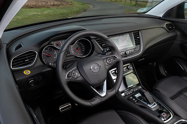 ACCやレーンキープ アシストなどの先進安全装備も搭載する