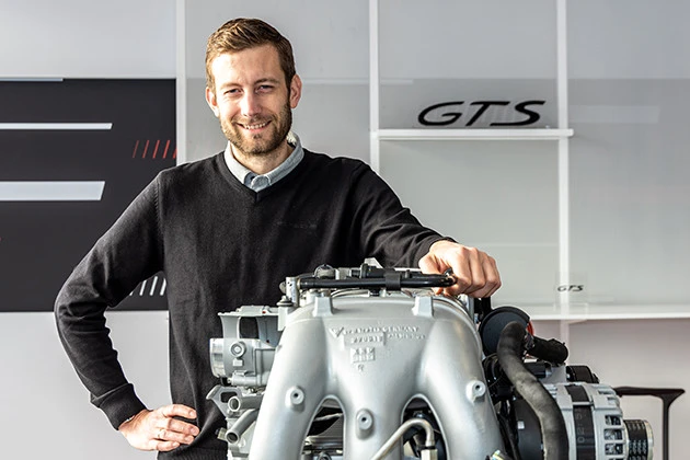 911と718のパワートレイン開発を統括するファビアン・ツィンク氏。e-benzinの可能性について熱心に解説してくれた