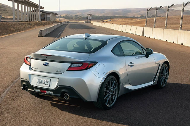 左右に大口径のマフラーエンドを備える。スポイラーは内蔵タイプ