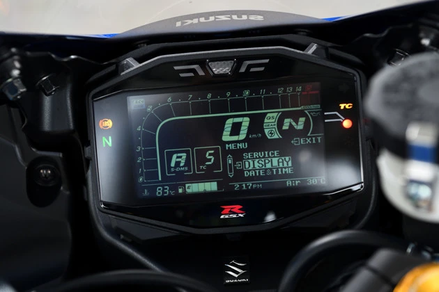 フル液晶ディスプレイにはスピードメーター、タコメーター、平均燃費計などを表示