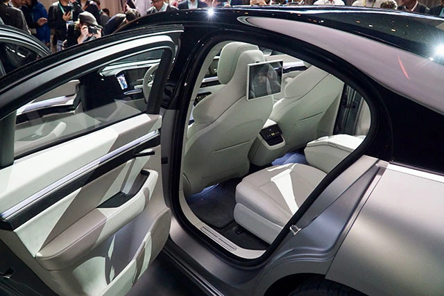 後部座席には専用のスクリーンが設置されている。スピーカーは各シートにも内蔵されている