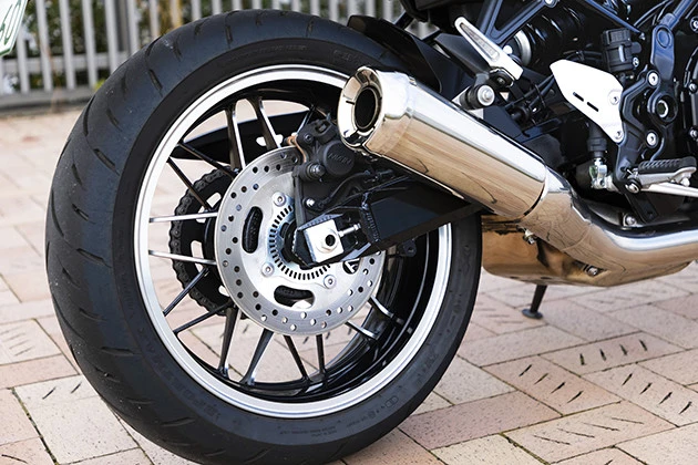 【チェックポイント3】エンジンを始動するとド迫力の排気音が! 排気管は1本。メガホンタイプのサイレンサーを装着