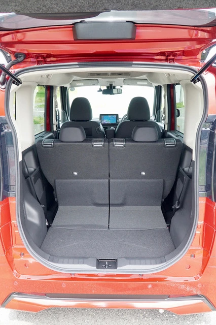 後部座席を倒すと、荷室は奥行き６７５㎜まで拡大可能。大人用の自転車もサクッと積める。マジで広い