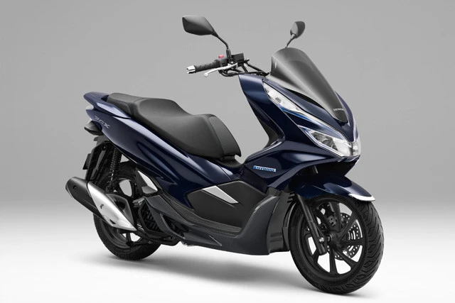 ホンダ「ＰＣＸハイブリッド」量産の二輪として世界初となるハイブリッドシステムを採用。価格は４４万円