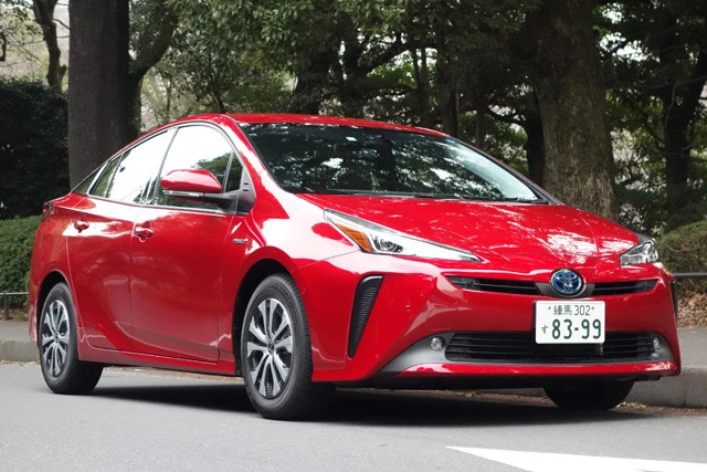 トヨタ「プリウス」価格２５６万５２００～３３４万５１００円。燃費データ●ＦＦ車　●ＪＣ０８モード　３７．２㎞～３９㎞　●実燃費２４㎞。１５年デビュー。デビューから４年以上が経過したが、今も根強い人気を誇る元祖エコカーだ