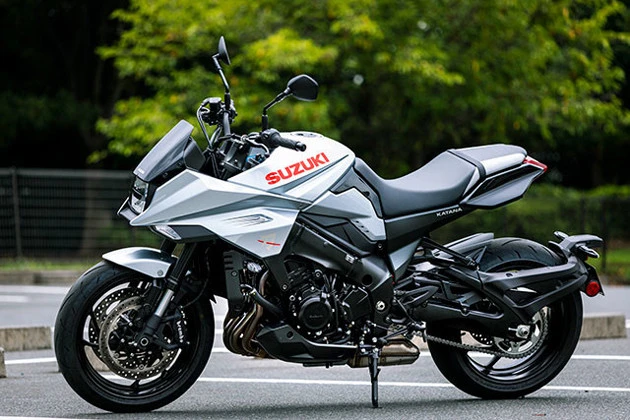 スズキ KATANA 価格:154万円 伝説のマシンを現代によみがえらせ、大きな話題を集めた。見た目のイカツさとは裏腹にビギナーでもサクッと乗れてしまう一台だ