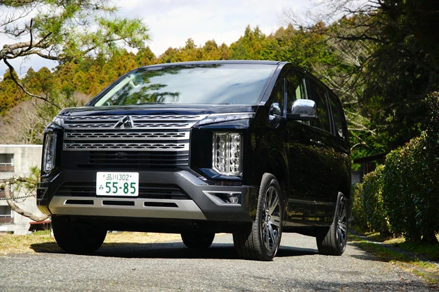 デリカD:5 価格:391万3800~447万2600円 強烈なゴツ顔とミニバンとは思えぬ武骨にもほどがあるボディが魅力。悪路の走破性はハンパない