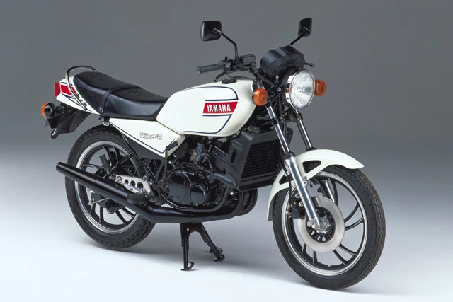 ヤマハ「ＲＺ２５０」。１９８０年に２サイクル２５０㏄スポーツとして発売された。市販レーサーＴＺ譲りのびんびんエンジン搭載が話題に