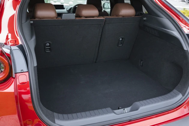 荷室は400リットルと不満は一切ないレベル。リアシートは分割可倒式。パワーリフトの設定はない