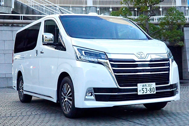 トヨタ「グランエース」。８人乗りが６２０万円、６人乗りが６５０万円。昨年１２月１６日に販売すると、大人気に