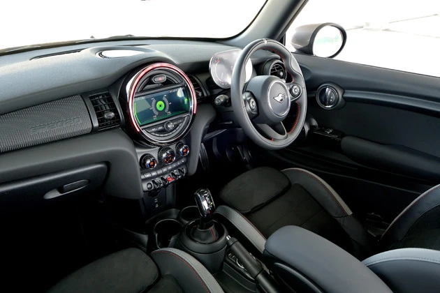 室内で目がクギづけになるフルデジタルコクピット。サポートに優れたスポーツシートも感涙