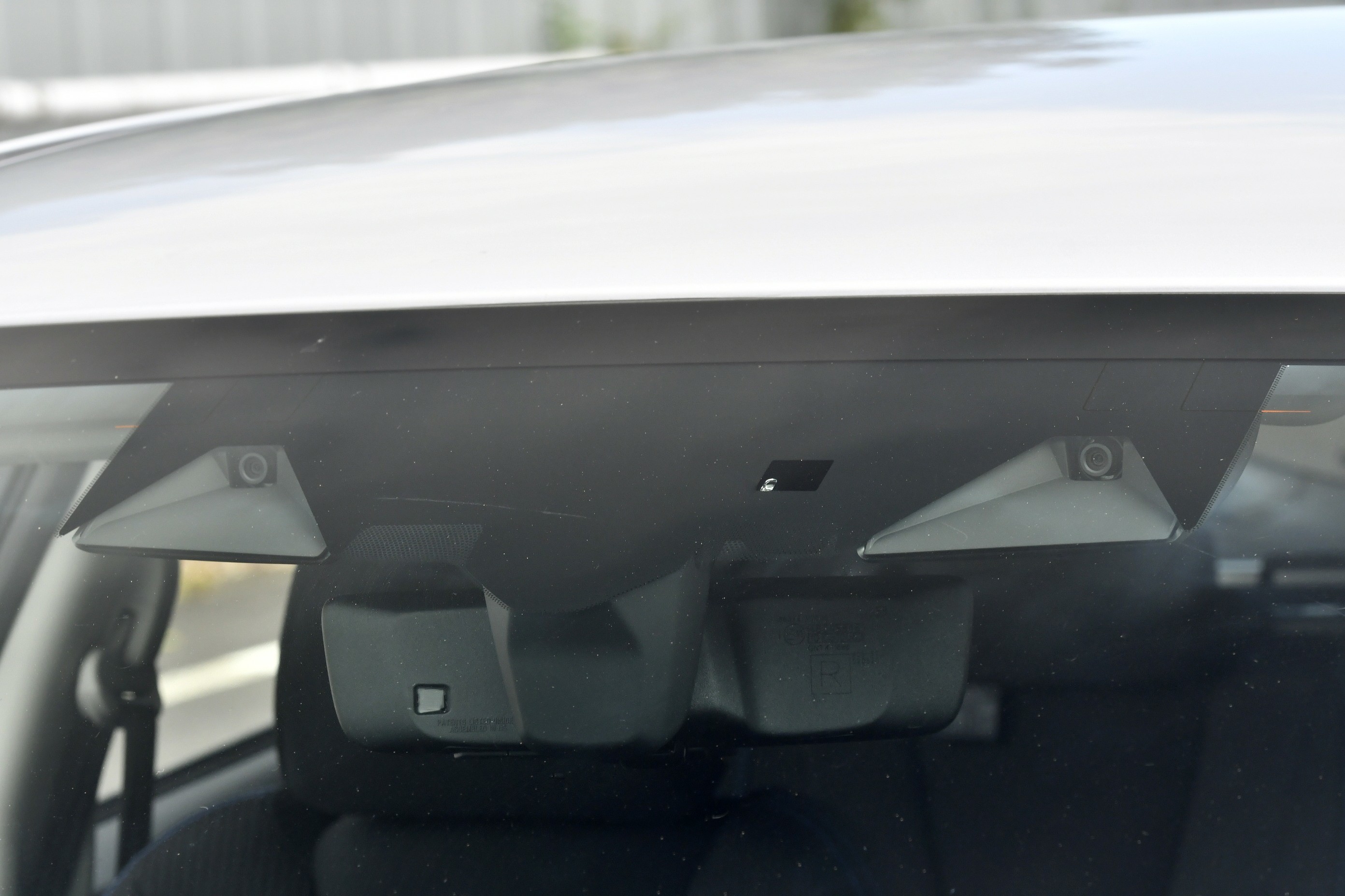 アイサイトＸのフロントステレオカメラ。室内フロントガラスにマウントされるアイサイトのステレオカメラ。ヴィオニア社製だ