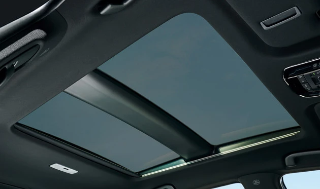 チェックポイント3 「新しい生活様式」で重要な換気を実現するパノラマルーフは、トヨタ車初の調光ガラスを採用