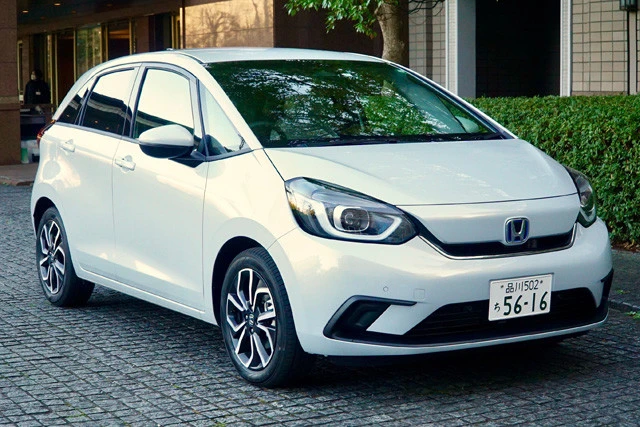 ホンダ「フィット　ｅ：ＨＥＶ　ＢＡＳＩＣ」価格１９２万６１００～２４６万９５００円。燃費データ●ＦＦ車　●ＷＬＴＣ燃費データモード　２９．４㎞　●実燃費２３㎞。今年２月１４日に発売。１ヵ月で３万台以上を受注。７割以上がハイブリッドを選んでいるという