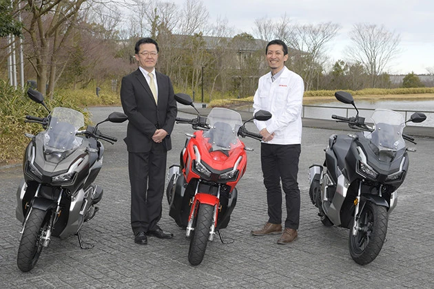 青木がねちねち取材していた営業責任者の古賀耕治氏(左)と、開発責任者の箕輪和也氏(右)